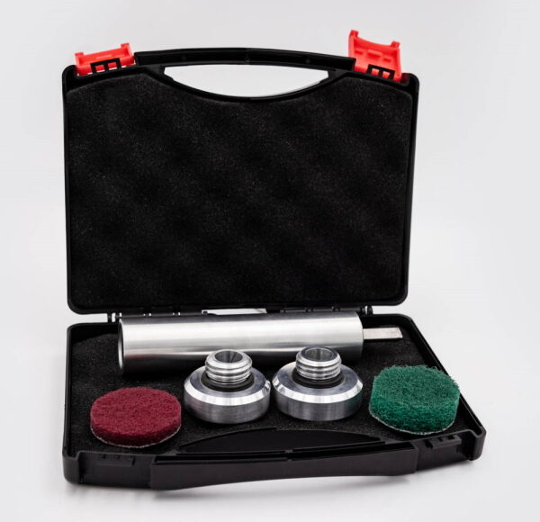 Stopfenschleifer SHINE-X, Ø 50mm, Griffstück aus Alu inkl. Dreikantaufnahme für Drei-Backenfutter, inkl. 1x Schleifkopf Ø 50mm für gerade und 1x für gewölbte Endkappen und 10x Vliesscheibe Klett Ø 50mm (5x K180 und 5x K280)