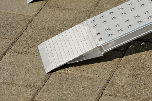Aluminium Verladeschienen AOH 400 – 1470 mm | Schiene mit rutschhemmender Perforierung R12 | Auffahrrampe