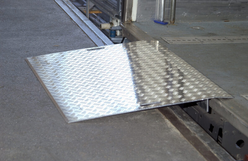Überfahrbrücke Aluminium | 600 x 1250 mm | Tragkraft 600 kg | Ideal für schwere Fahrzeuge und Güter