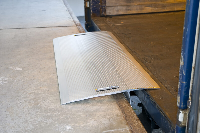Überfahrbrücke Aluminium | 550 x 1500 mm | Tragkraft 1200 kp | Für LKW & Rampen mit geringen Höhenunterschieden