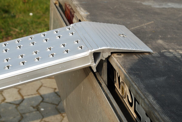 Aluminium Verladeschiene AOS | 2485 x 200 x 60 mm | Schiene mit rutschhemmender Perforierung R12 | Tragkraft 400 kg/Paar | Auffahrrampe