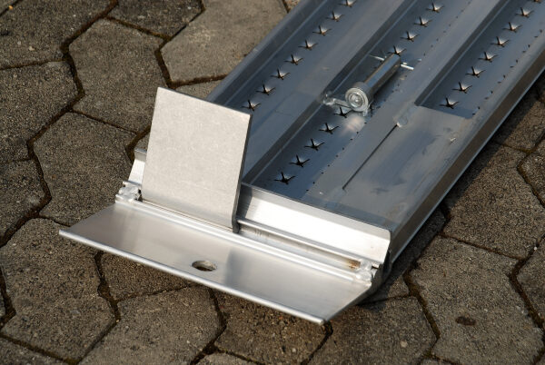 Aluminium Verladeschiene AOS | 2485 x 200 x 60 mm | Schiene mit rutschhemmender Perforierung R12 | Tragkraft 400 kg/Paar | Auffahrrampe