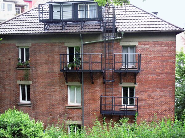 Mehrzügige Steigleiter mit Rückenschutz (Notleiter) Edelstahl 12,12m