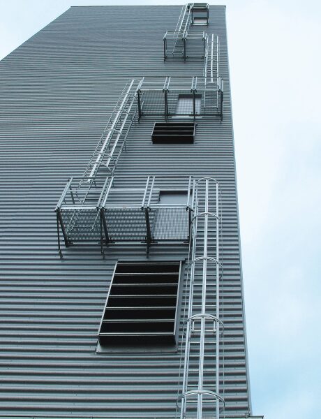 Mehrzügige Steigleiter mit Rückenschutz (Bau) Aluminium blank 11,84m