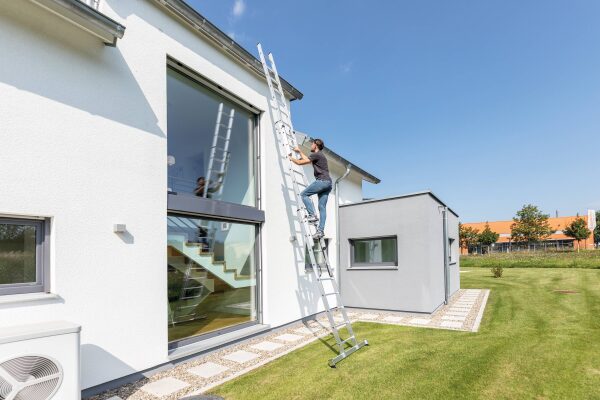 Mehrzweckleiter 3-teilig mit nivello®-Traverse 3x13 Sprossen