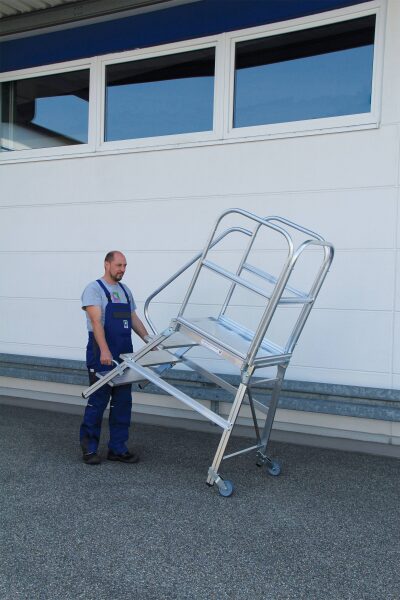 Podesttreppe einseitig begehbar mit Rollen und Griffen...